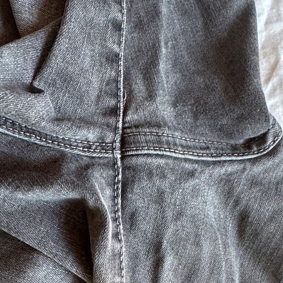 Old Navy Women's Charcoal mid-rise jeans. Inseam 29”rise10” - Picture 7 of 7